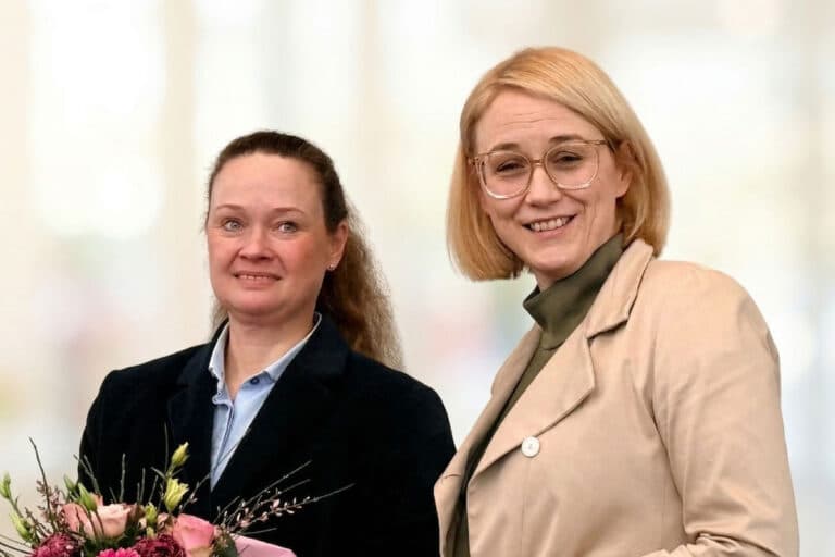 Blumen von OB Pötter: Jeannette Simone Blanke (li.) wird neue Erste Stadträtin in Osnabrück. / Foto: Pohlmann in Osnabrück (Gesamtstadt)