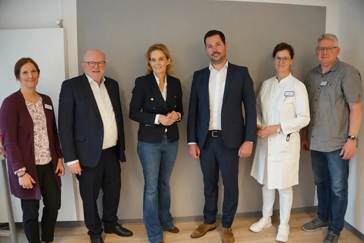 Pascal Alfers (Vierter von links) ist neuer Krankenhausdirektor des Franziskus-Hospitals Harderberg und des Krankenhauses St. Raphael Ostercappeln der Niels-Stensen-Klinken. Außerdem leitet er die Pflegeeinrichtung Haus St. Michael in Ostercappeln. Herzlich begrüßt wurde er unter anderem von (von links) Pflegedirektorin Silke Wiemann, Geschäftsführer Werner Lullmann, Geschäftsführerin Christina Jaax, Dr. Petra Hoffknecht (Ärztliche Direktorin) und Laurentius Uhlenkamp (Vorsitzender Mitarbeitervertretung). / Foto: Daniel Meier