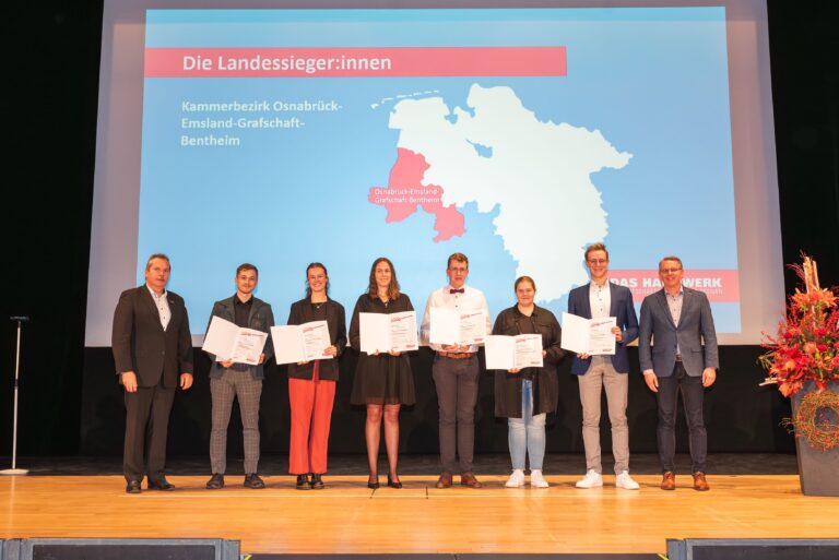 Die anwesenden Kammersieger aus der Region mit Präsident Andreas Nünemann (links) und Hauptgeschäftsführer Sven Ruschhaupt. / Foto: Lena Schöning