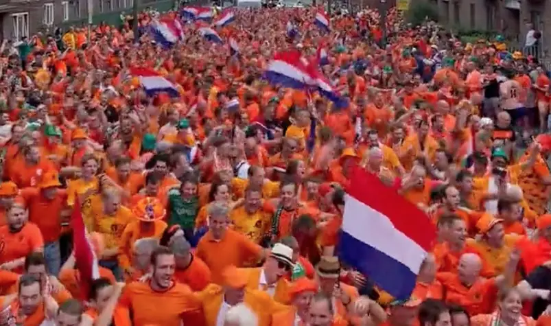 Tanzende Fans der Niederlande