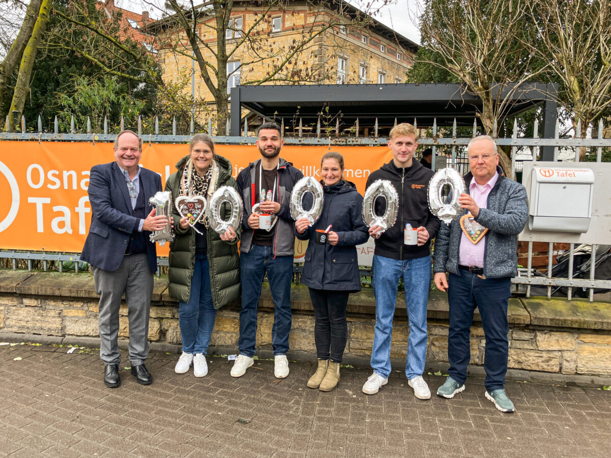 Kaffee Partner spendet insgesamt 10.000 Euro an Osnabrücker Kinderhilfsprojekte: (v.l.n.r.) Jörg Baumgart (CEO Kaffee Partner Gruppe), Alessa Terhorst (Referentin Communications & Events, Kaffee Partner), Bugra Han Ercan (Auszubildender, Kaffee Partner), Bianca Zimmermann (Kindermahlzeit, kath. FABI Osnabrück), Niklas Klinke (Osnabrücker Tafel), Hermann Große-Marke (Osnabrücker Tafel)