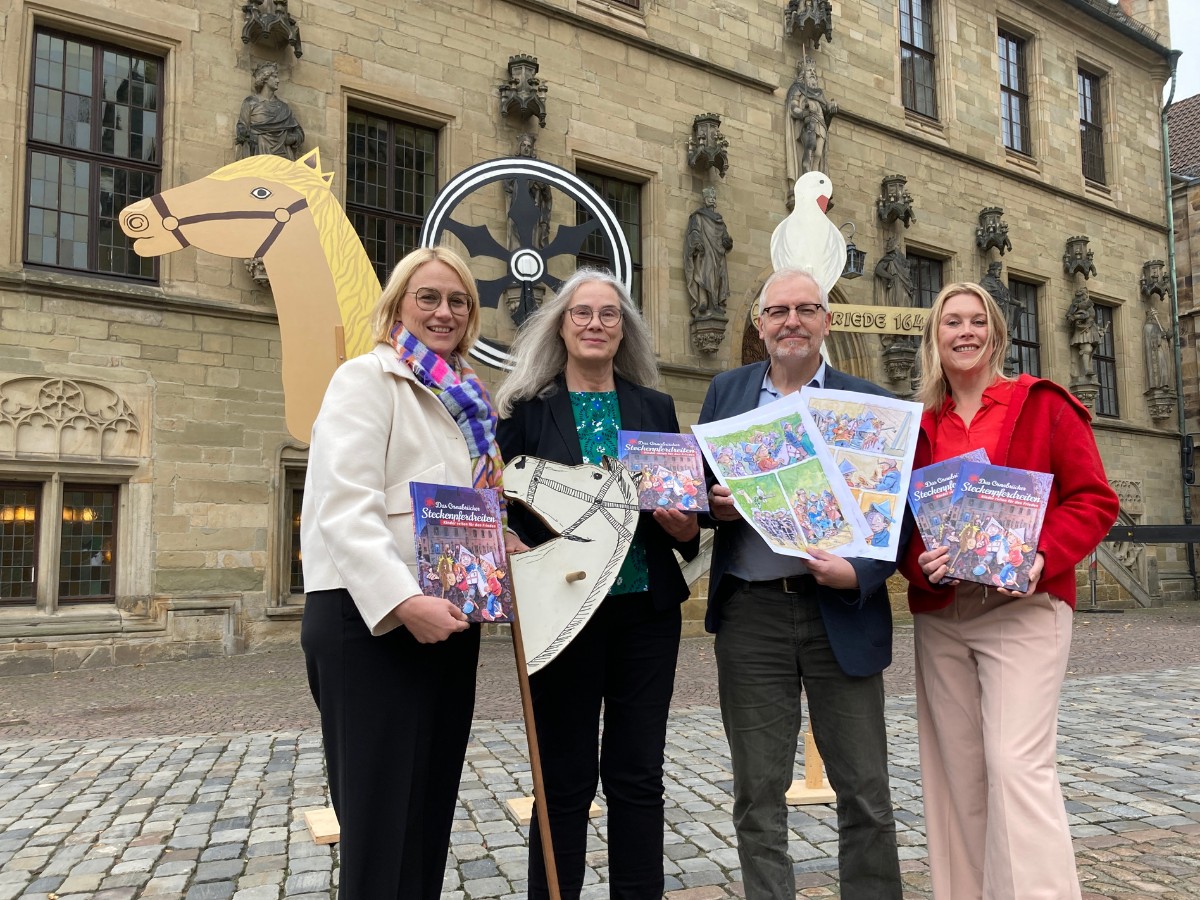 OB Katharina Pötter, Gaby von Borstel (Autorin), Peter Eickmeyer (Illustrator) und Anke Bramlage (Kulturamt). / Foto: Dominik Lapp