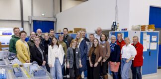 Bildunterschrift „NWT Hilter Hoecker“: Die Netzwerkmitglieder trafen sich beim Unternehmen Höcker Polytech-nik in Hilter.