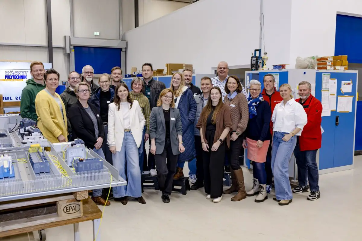 Bildunterschrift „NWT Hilter Hoecker“: Die Netzwerkmitglieder trafen sich beim Unternehmen Höcker Polytech-nik in Hilter.