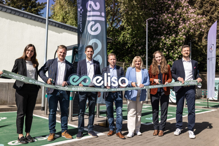 Von links: Josefin Link (PR-Verantwortliche eliso), Björn Lindner (Managing Director Deutschlandnetz), Johannes Brodführer (Founder and CEO von eliso), Robert Straube (CEO von eliso), Bürgermeisterin von Georgsmarienhütte Fr. Bahlo, Laura Arzt (Fachbereich Public Sector & Affairs, Toll Collect GmbH) , Amadeus Regerbis (Program Director Deutschlandnetz) / Foto: eliso