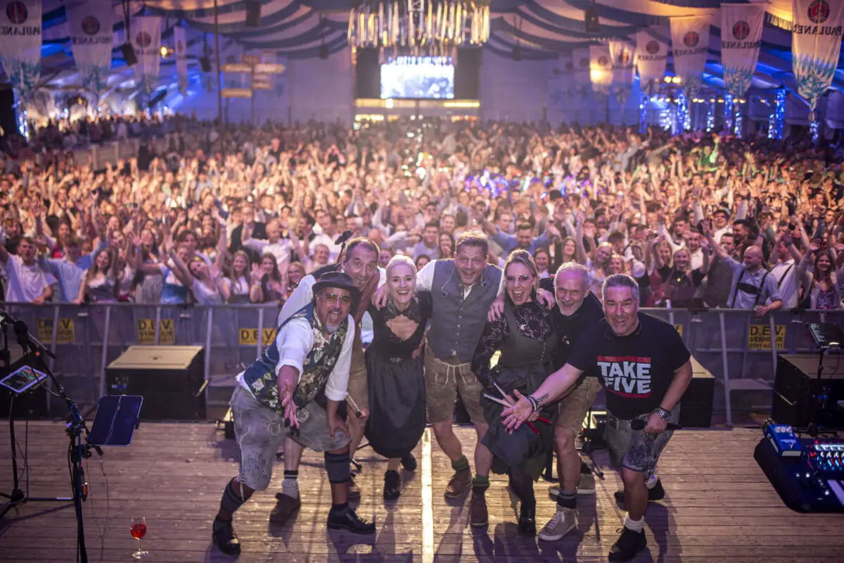 Die Münchner Band Take Five begeistert ihr Hollager Publikum. / Foto: Dominik Kluge