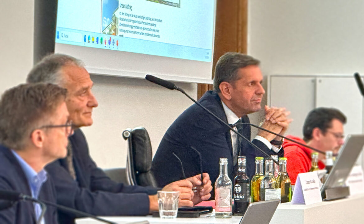 Minister Olaf Lies (zweiter von rechts) und Frank Hennig (links), Carsten Wanzelius (zweiter von links)