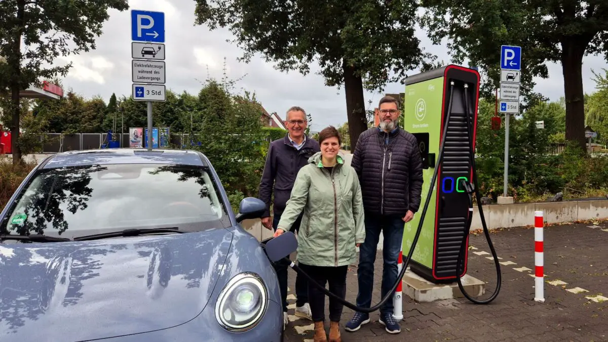 Haben die Schnellladesäule am ALDI-Verbrauchermarkt in Betrieb genommen: (V.l.) Oliver Frickenhelm sowie Esther Peddi und Carsten Klaus (beide OPG).