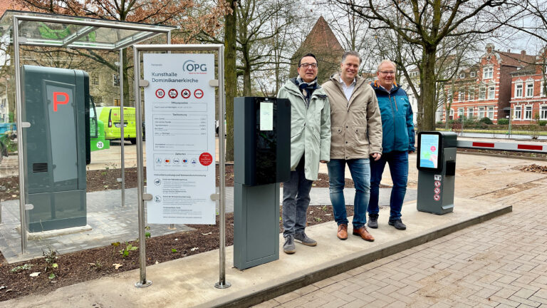 Geben den modernisierten Parkplatz an der Dominikanerkirche wieder frei: Stadtbaurat Thimo Weitemeier (Mitte) mit den OPG-Geschäftsführern Wigand Maethner (l.) und Volker Hänsler. / Foto: OPG, Daniel Böker in Innenstadt
