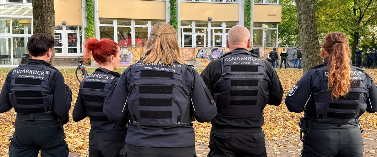 Mitarbeiter vom Ordnungsaußendienst der Stadt unterstützten die Drogenrazzia im Schlossgarten