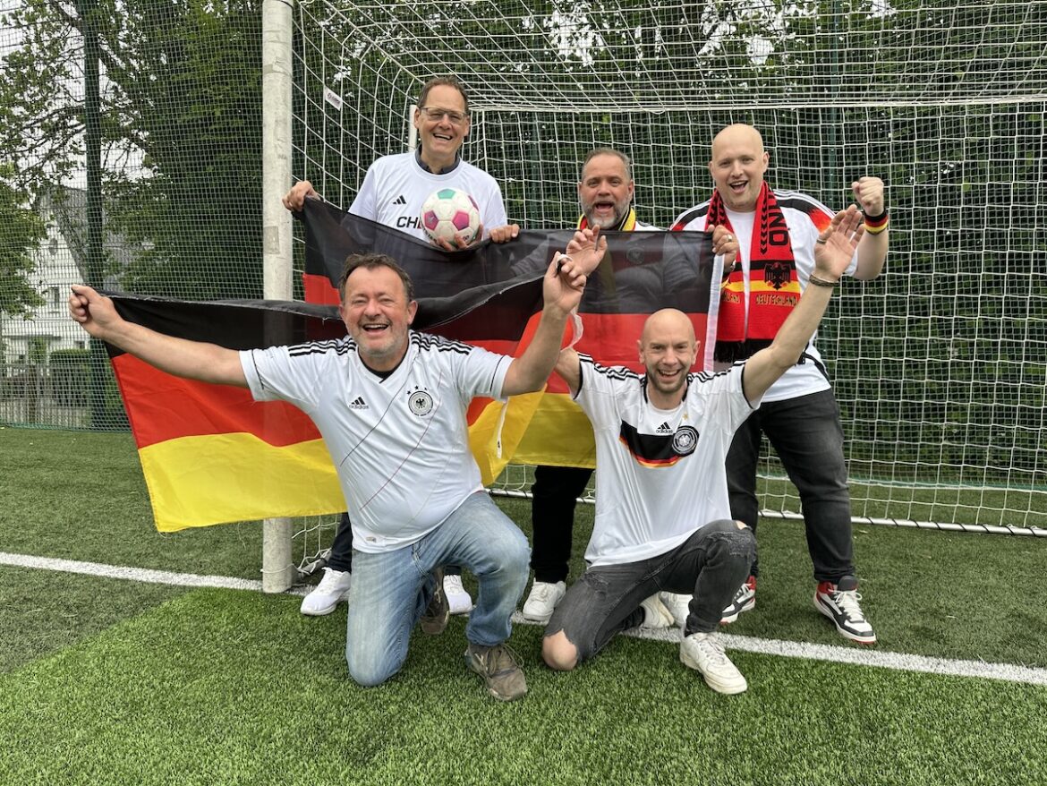 Bereit für die EM: Alando-Wirt Frederik Heede, Chris Schäfer für die Mühle im Nettetal, Stadionsprecher Matthias Wellbrock (hintere Reihe) und Michael Werner vom Büdchen und Sven Manig vom Hase-Beach