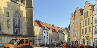 Das Pflaster auf dem historischen Osnabrücker Markt wurde gepflegt