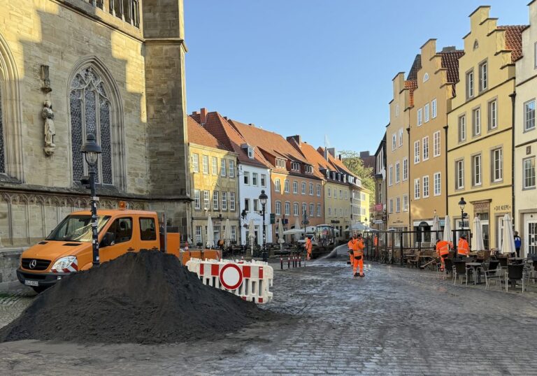 Das Pflaster auf dem historischen Osnabrücker Markt wurde gepflegt