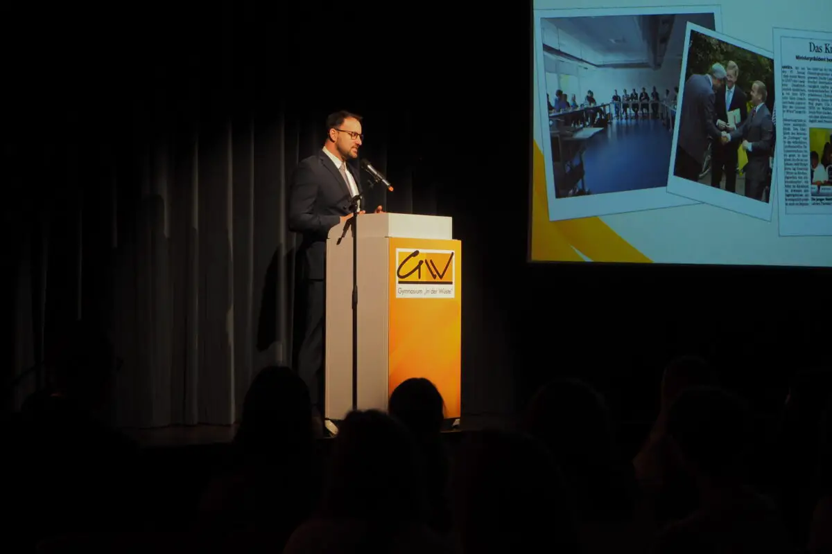 Persönliche Einblicke: Alt-Bundespräsident Christian Wulff zu Gast am Osnabrücker Gymnasium „In der Wüste“ Schulleiter Nils Fischer blickte in seiner Begrüßungsrede auf die vielen politischen Stationen in der Karriere von Christian Wulff.