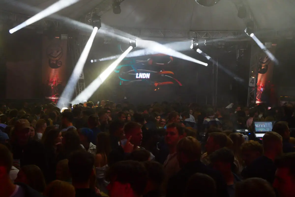 Vom Orga-Team auf die Bühne: LNDN feierte ein besonderes Debüt auf dem Terrassenfest DJ LNDN auf dem Terrassenfest