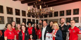 OSC Panthers tragen sich in das Goldene Buch der Stadt Osnabrück ein.