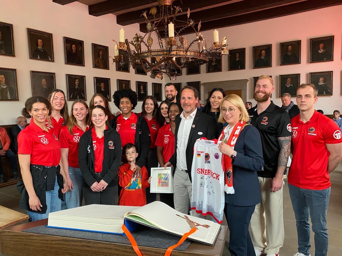 OSC Panthers tragen sich in das Goldene Buch der Stadt Osnabrück ein.