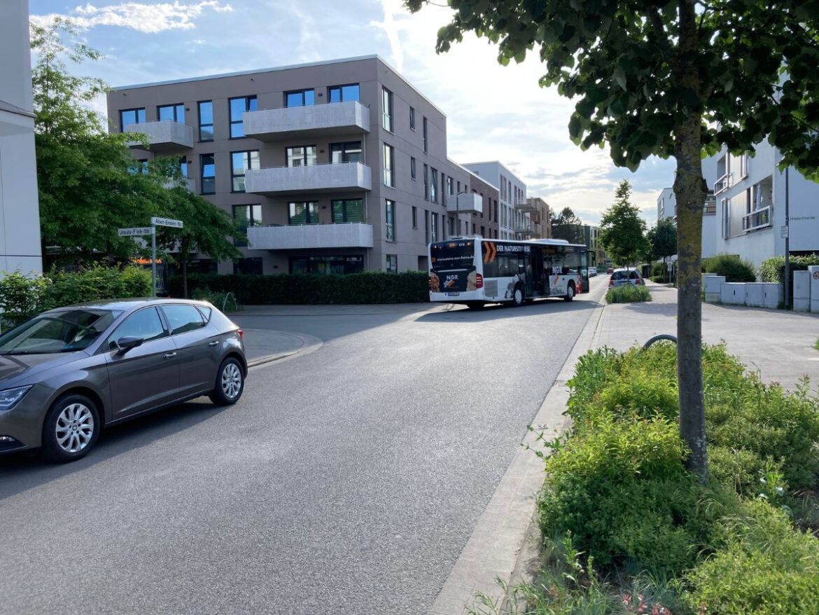 Bus steckt fest. / Foto: Dominik Lapp