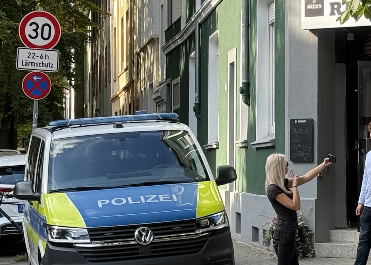 Selfie mit Polizeischutz vorm Parkhaus Rink in der Wüste