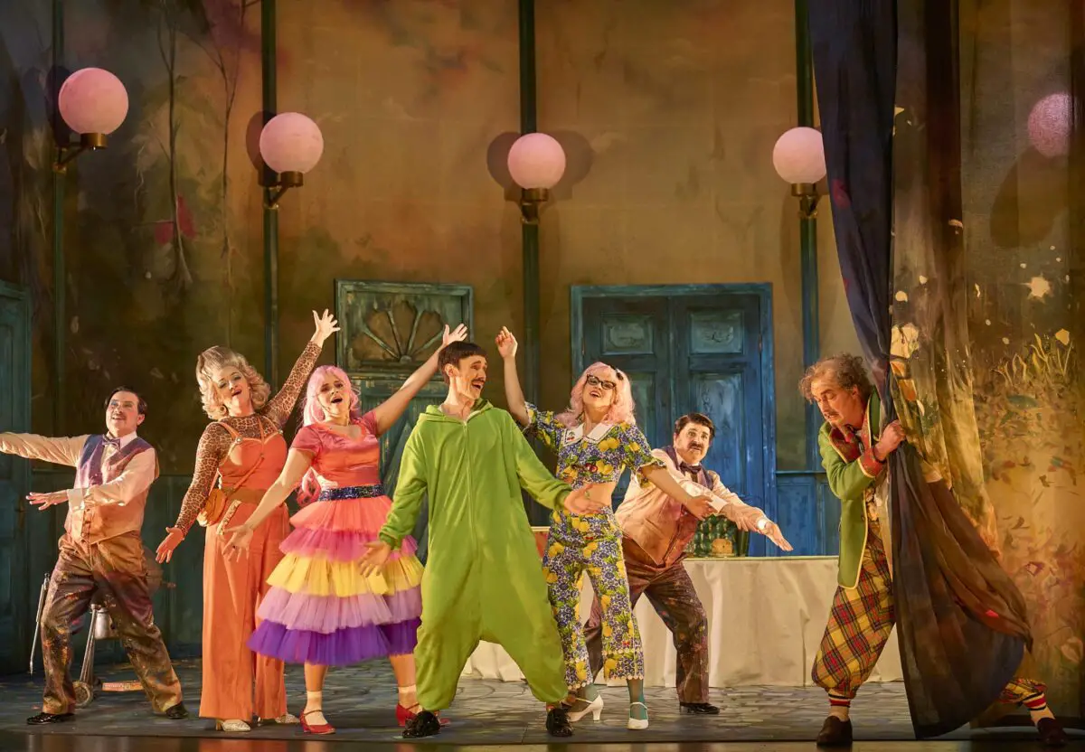 Buntes Operettenglück: Warum „Der Vetter aus Dingsda“ am Theater Osnabrück einfach Spaß macht Der Vetter aus Dingsda / Foto: Matthias Horn