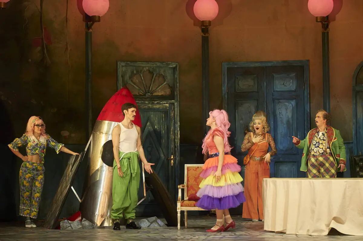 Buntes Operettenglück: Warum „Der Vetter aus Dingsda“ am Theater Osnabrück einfach Spaß macht Der Vetter aus Dingsda / Foto: Matthias Horn