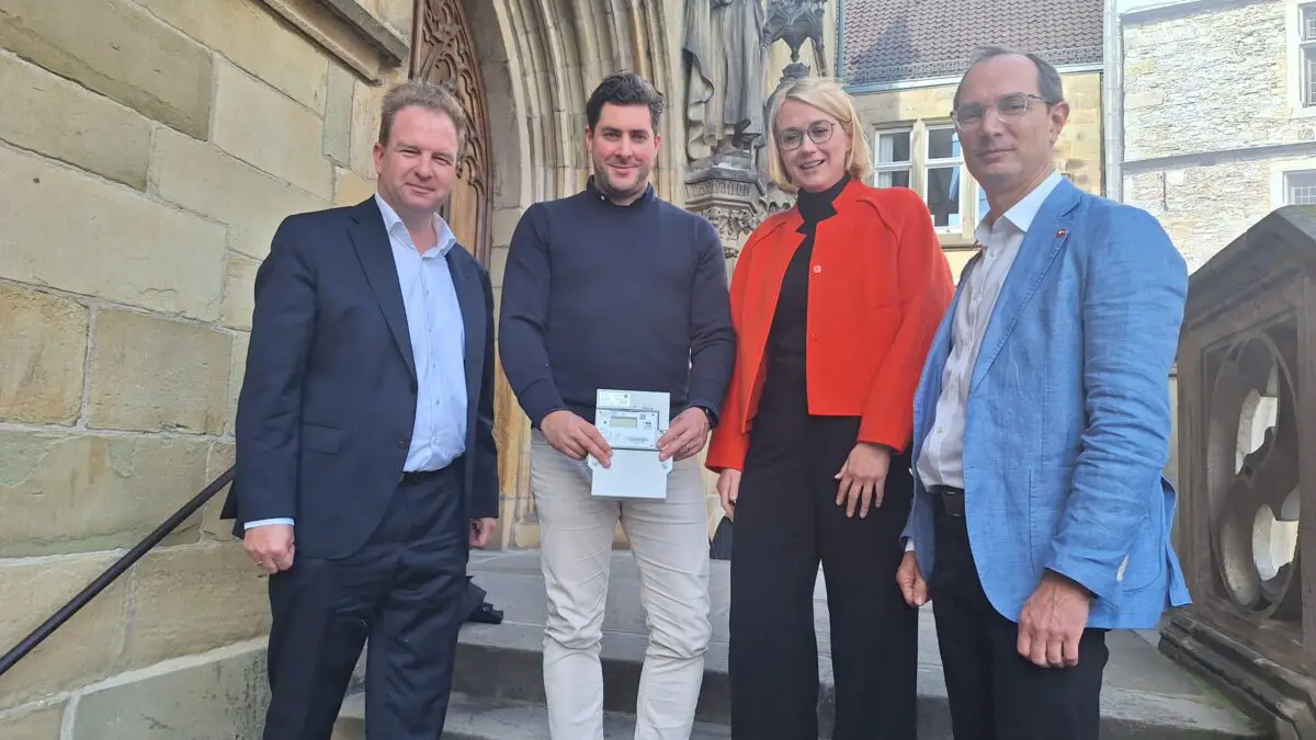Osnabrücker Start-up löst ein teures Problem der Energiewende Dr. Fritz Wengeler (Geschäftsführer smartOPTIMO), Jan-Frederic Graen (Gründer und Geschäftsführer peerMetering), Oberbürgermeisterin Katharina Pötter und Daniel Waschow (Vorstandsvorsitzender der Stadtwerke Osnabrück) (v.l.n.r.) stellten jetzt die 1:n-Metering-Lösung von peerMetering vor. / Foto: SWO