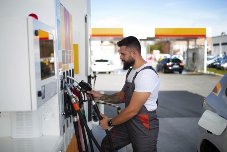 Mann an einer Tankstelle