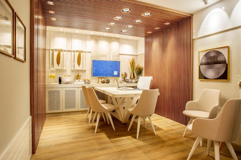 Die richtige Beleuchtung im Esszimmer sorgt für gemütliches Ambiente.