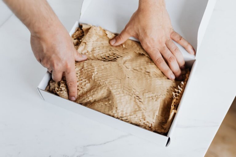 Verpackung für den Versand mit einem Paket