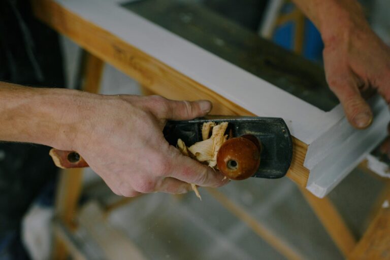 Tischler bei der Holzarbeit