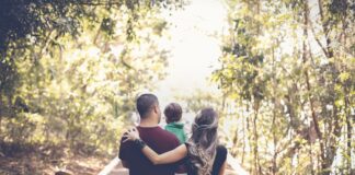 Familie auf Spaziergang