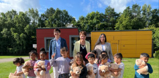 Von hinten links: Heike Walter und Ulrike Burghardt (Bürgerstiftung Osnabrück) übergeben an Ha Mi Vu (Fachbereichsleiterin Aufnahme und Soziales am Standort Osnabrück) und an die Kinder der Landesaufnahmebehörde die Teddybären. / Foto: Bürgerstiftung