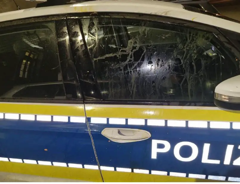 Katz-und-Maus-Spiel mit der Polizei: Autoposer werfen Eier auf Beamte Eier auf Streifenwagen der Polizei