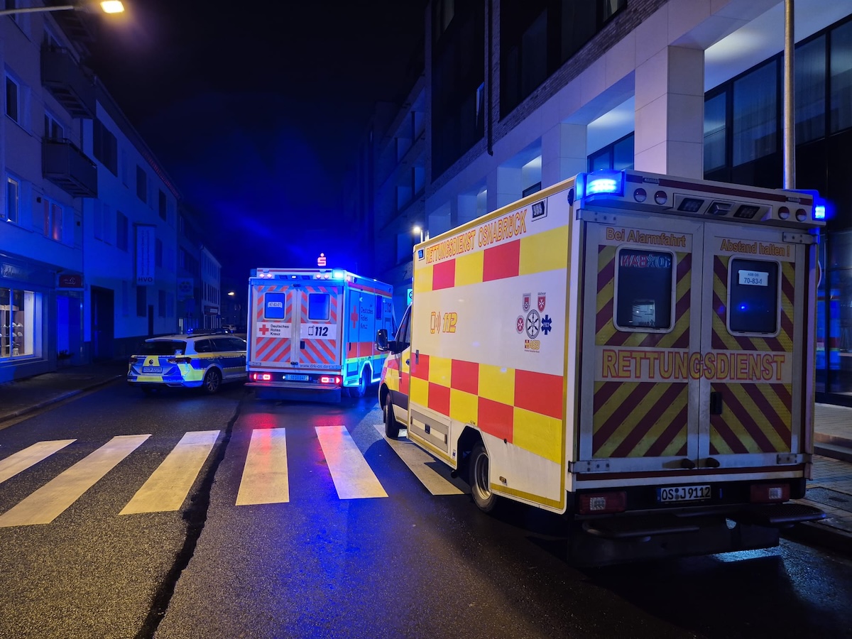 Zahlreiche Rettungswagen waren im Einsatz am Restaurant Olive (3. Jan. 2026)