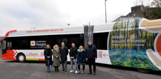 Freuen sich über den neu gestalteten E-Bus im Hospiz-Design: (v.l.n.r.) Tanja Stiegeler (Geschäftsführerin SWO Mobil), Doris Homölle (Geschäftsführerin Osnabrücker Hospiz), Daniel Waschow (Stadtwerke-Vorstandsvorsitzender), Jens Golenia (Geschäftsführer Golenia Werbung), Ira Nolte (Geschäftsführerin Osnabrücker Hospiz) und Prof. Dr. Jörg Heckenkamp (1. Vorsitzender Osnabrücker Hospizverein).