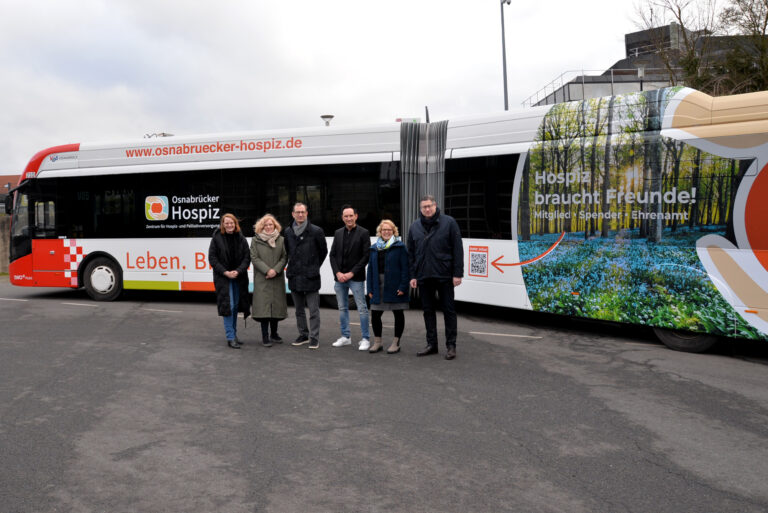 Freuen sich über den neu gestalteten E-Bus im Hospiz-Design: (v.l.n.r.) Tanja Stiegeler (Geschäftsführerin SWO Mobil), Doris Homölle (Geschäftsführerin Osnabrücker Hospiz), Daniel Waschow (Stadtwerke-Vorstandsvorsitzender), Jens Golenia (Geschäftsführer Golenia Werbung), Ira Nolte (Geschäftsführerin Osnabrücker Hospiz) und Prof. Dr. Jörg Heckenkamp (1. Vorsitzender Osnabrücker Hospizverein).