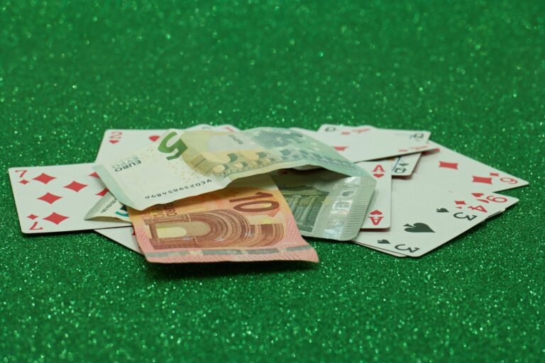 Spielkarten und Bargeld