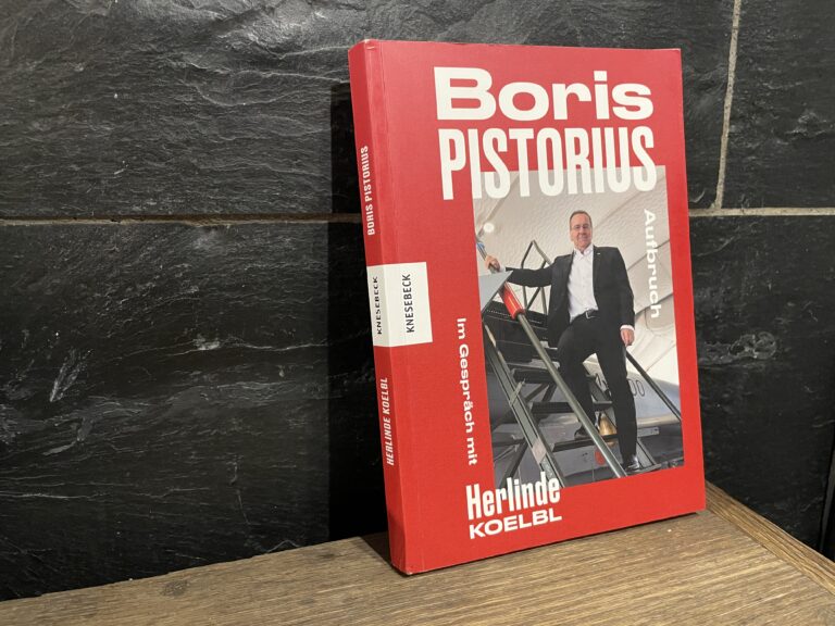 Buch über Boris Pistorius. / Foto: Dominik Lapp in Osnabrück (Gesamtstadt)