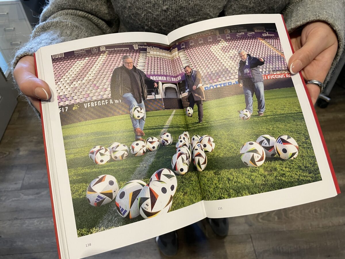 Fotografin Koelbl porträtiert Boris Pistorius: „Putin weiß, wo die Schwachstellen sind“ Auch private Einblicke bietet das Buch: Wie hier ein Besuch der drei Pistorius-Brüder im Stadion an der Bremer Brücke. / Foto: Dominik Lapp
