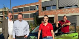 Anselm Uphues (re.) hat mit Vanessa Schulz eine Nachfolgerin für den Pizza Flitza gefunden – auch dank der Unterstützung von Axel Kolhosser vom WIGOS-UnternehmensService (2.v.li.) und Nachfolgeexperte Prof. Heiko Hellwege (li.)