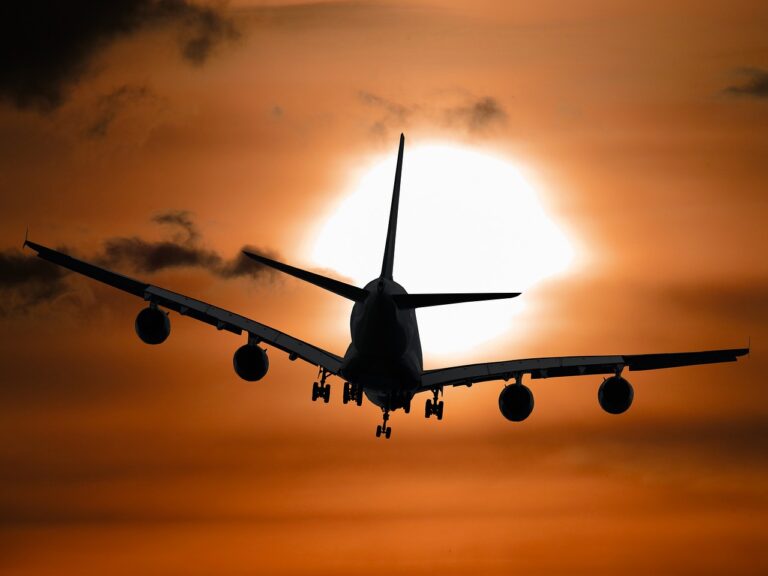 Flugzeig startet in die Sonne