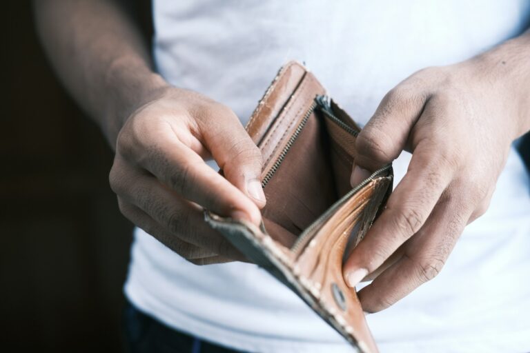 Kein Geld im Portemonnaie