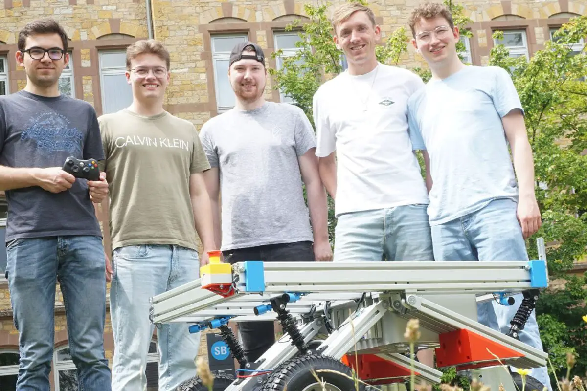 Autonomer Transportroboter „Autra“ im Einsatz auf dem Campus Westerberg. Entwickelt wurde er von fünf Masterstudierenden der Elektrotechnik an der Hochschule Osnabrück. / Foto: Hochschule Osnabrück