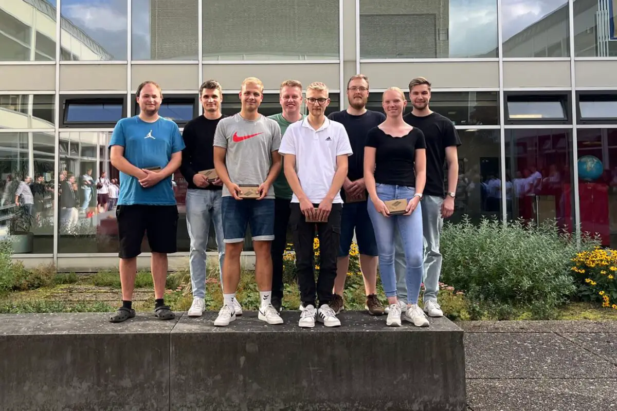 Das ausgezeichnete Team des Projekts „Der „Gleichspannungswandler für Bosch E-BikeAkkus“ hat einen nachhaltigen Impuls zur Zweitnutzung technischer Komponenten gesetzt. / Foto: Hochschule Osnabrück