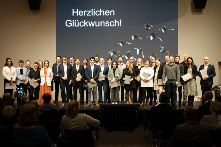 30 Promovierte wurden für den erfolgreichen Abschluss ihrer Promotion geehrt.