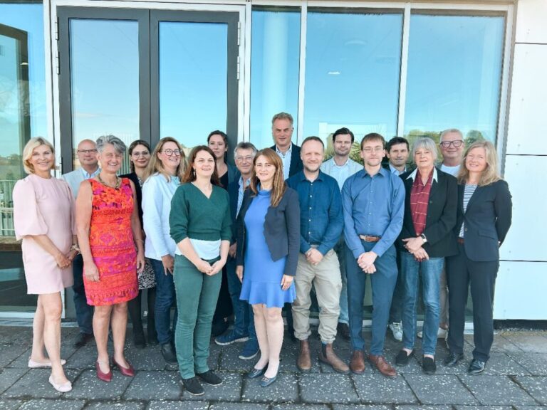 Das Präsidium und die Dekan*innen der Hochschule Osnabrück begrüßen die neuen Professor*innen und verabschieden sogleich verdienstvolle Kolleg*innen in den Ruhestand.
