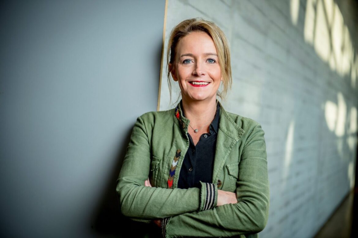 Prof. Dr. Julia Oswald, Professorin für Krankenhausfinanzierung und -management, wird Professorin des Jahres 2025 in der Kategorie Wirtschaftswissenschaften/Jura. Foto: Hochschule Osnabrück