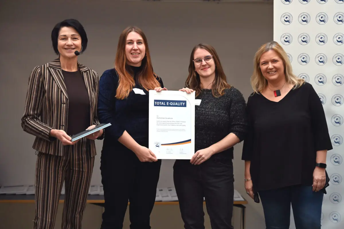 Dr.in Ulla Weber (links) und Maresa Feldmann (rechts), Vorstandsmitglieder des Vereins TOTAL E-QUALITY Deutschland e.V., bescheinigen der Hochschule Osnabrück eine chancengerechte Personal- und Organisationspolitik. Lucie Rolfes (v.l.n.r.), Referentin im Gleichstellungsbüro, und Berit Blawert, Referentin für Chancengerechtigkeit, haben die Antragstellung in diesem Jahr koordiniert und das Prädikat im Rahmen der feierlichen Verleihung Anfang November in Gelsenkirchen entgegengenommen.