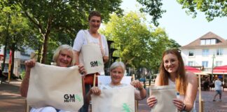 Hilde Butz, Karin Kemper und Johanna Lüchtefeld von der Steuerungsgruppe sowie Kulturbüromitarbeiterin Verena Haacke präsentieren die fairen Taschen