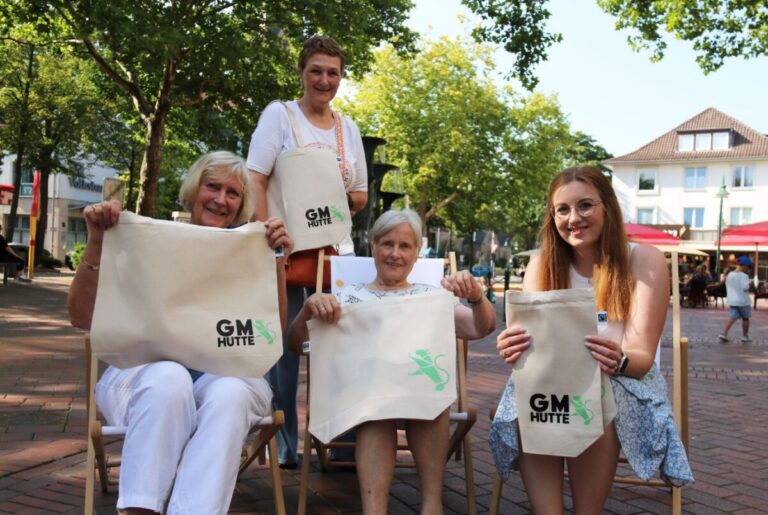 Hilde Butz, Karin Kemper und Johanna Lüchtefeld von der Steuerungsgruppe sowie Kulturbüromitarbeiterin Verena Haacke präsentieren die fairen Taschen